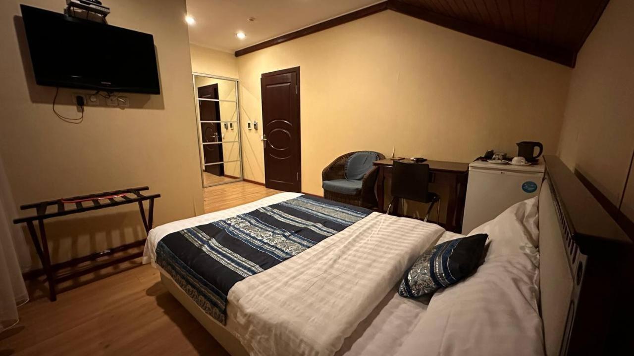 Baikhan Hotel Bishkek Bagian luar foto