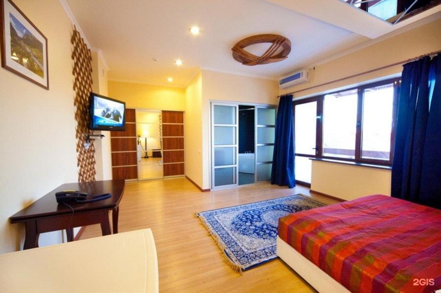 Baikhan Hotel Bishkek Bagian luar foto