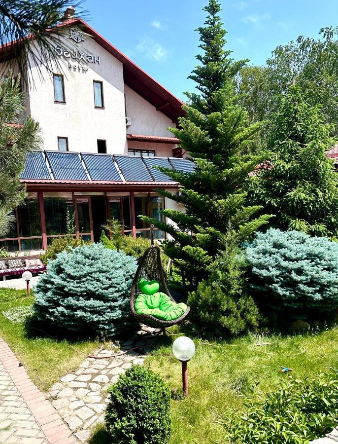 Baikhan Hotel Bishkek Bagian luar foto