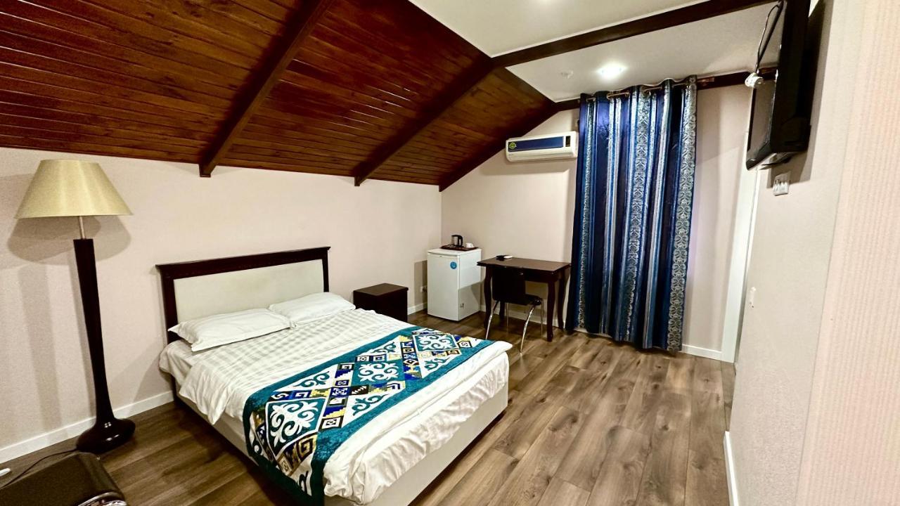 Baikhan Hotel Bishkek Bagian luar foto