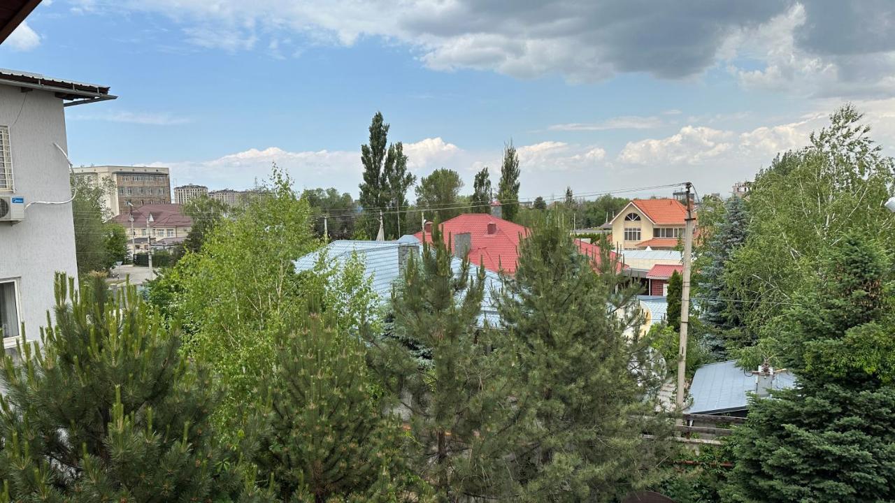 Baikhan Hotel Bishkek Bagian luar foto