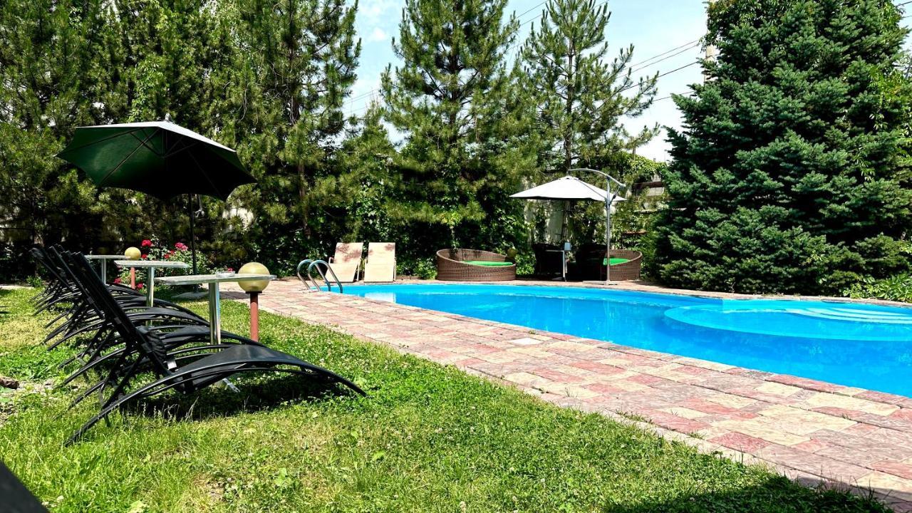 Baikhan Hotel Bishkek Bagian luar foto
