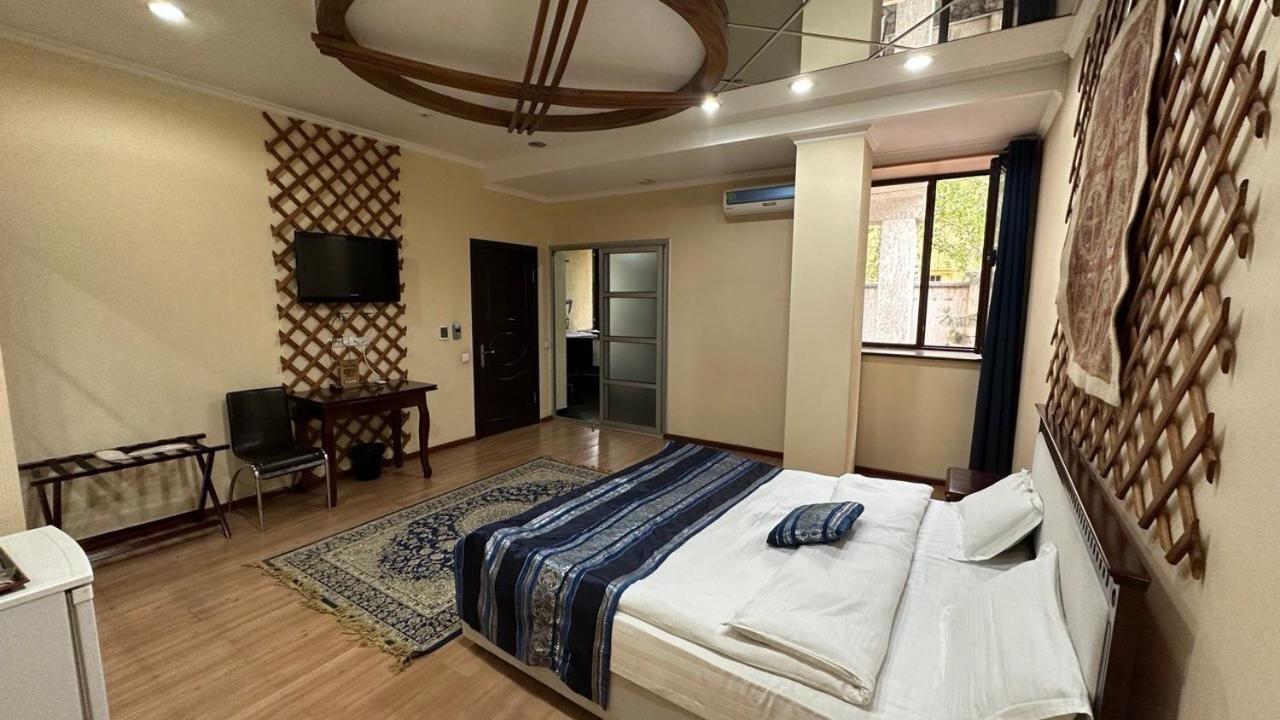 Baikhan Hotel Bishkek Bagian luar foto