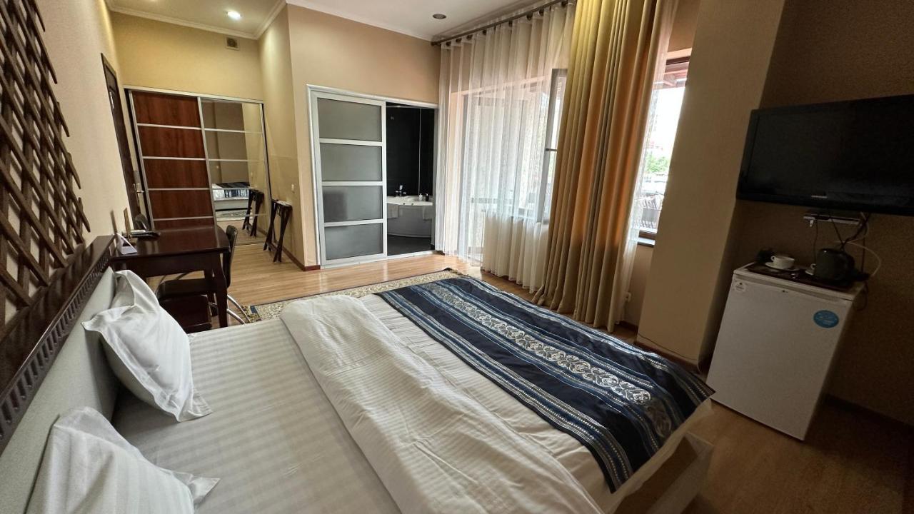 Baikhan Hotel Bishkek Bagian luar foto