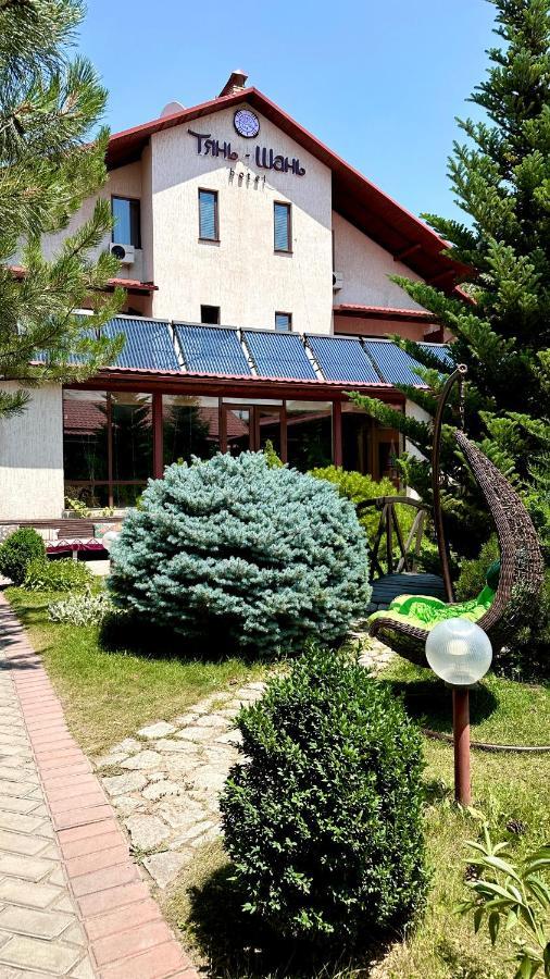 Baikhan Hotel Bishkek Bagian luar foto
