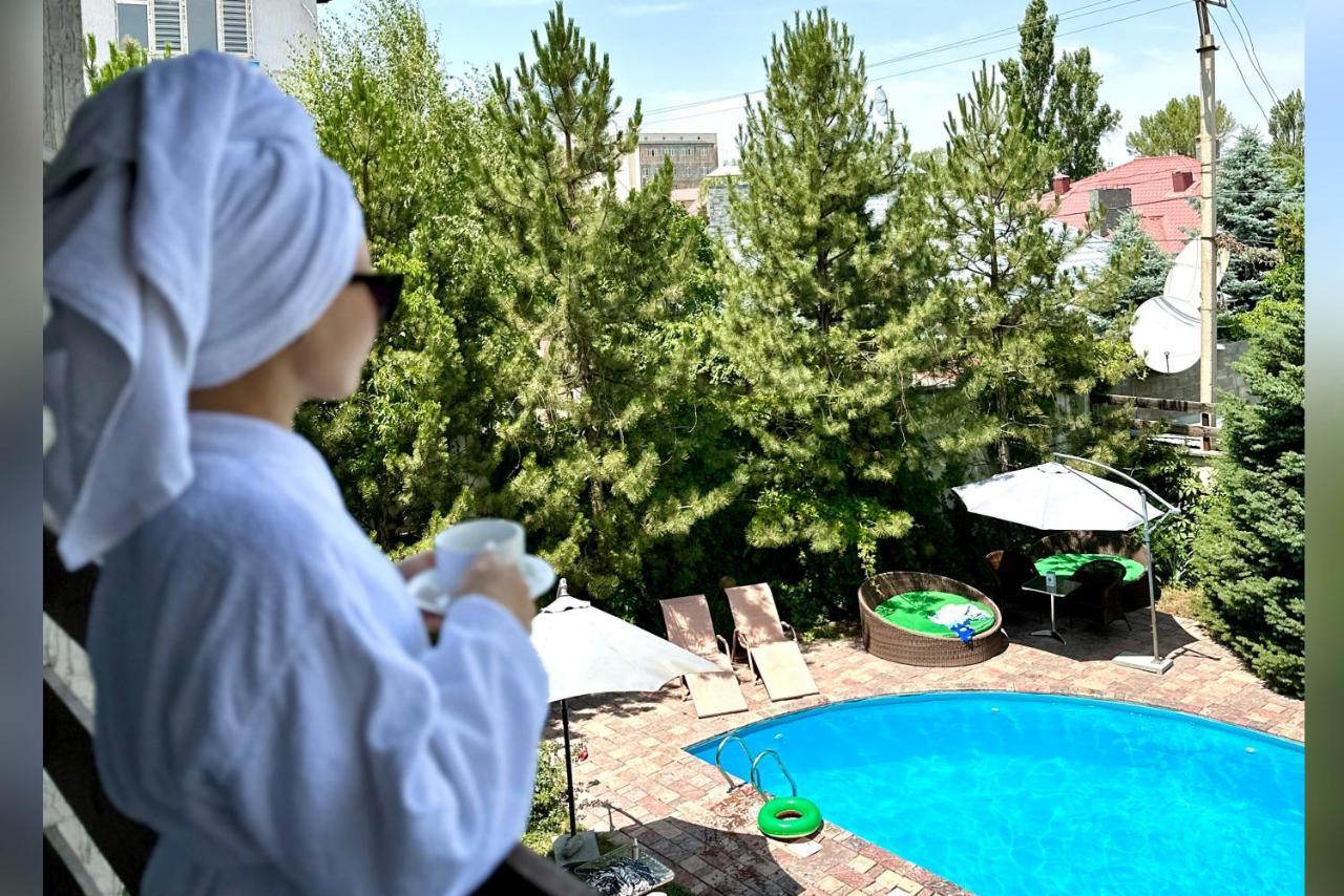 Baikhan Hotel Bishkek Bagian luar foto