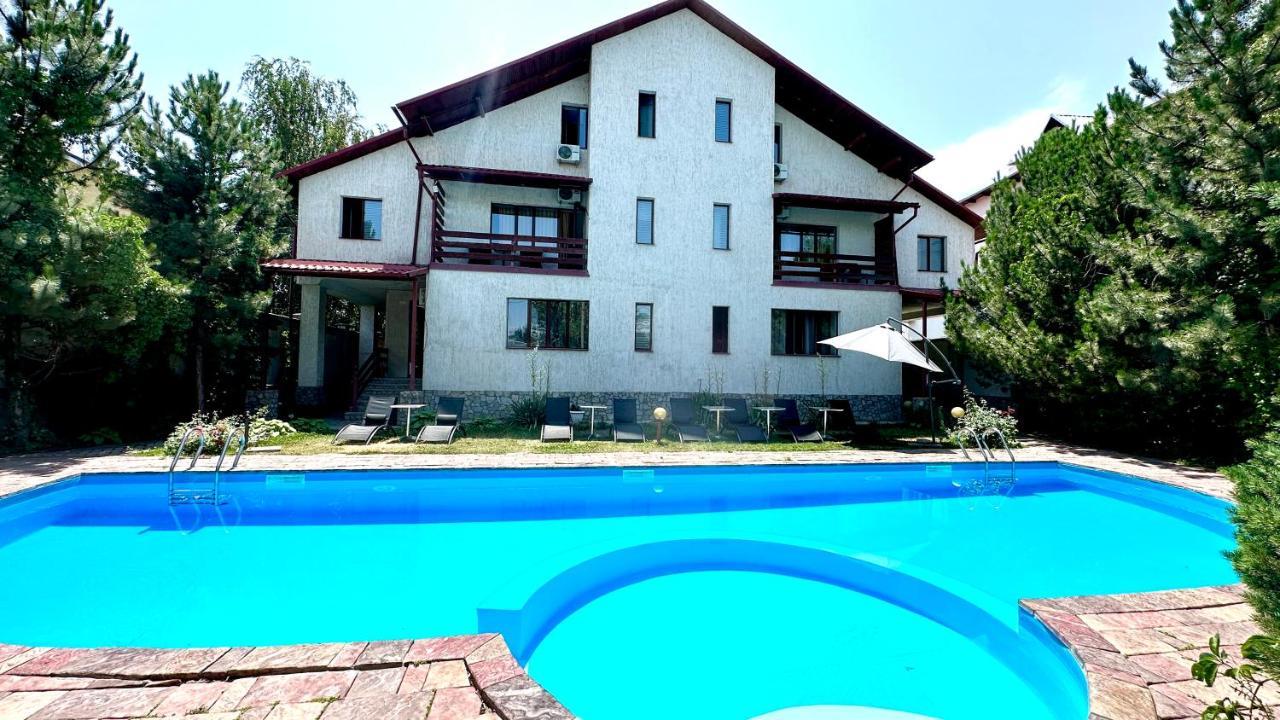 Baikhan Hotel Bishkek Bagian luar foto