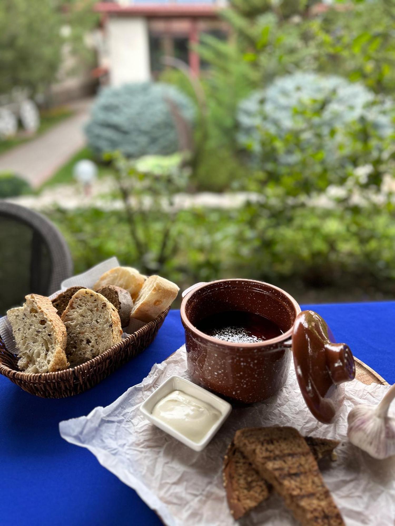 Baikhan Hotel Bishkek Bagian luar foto