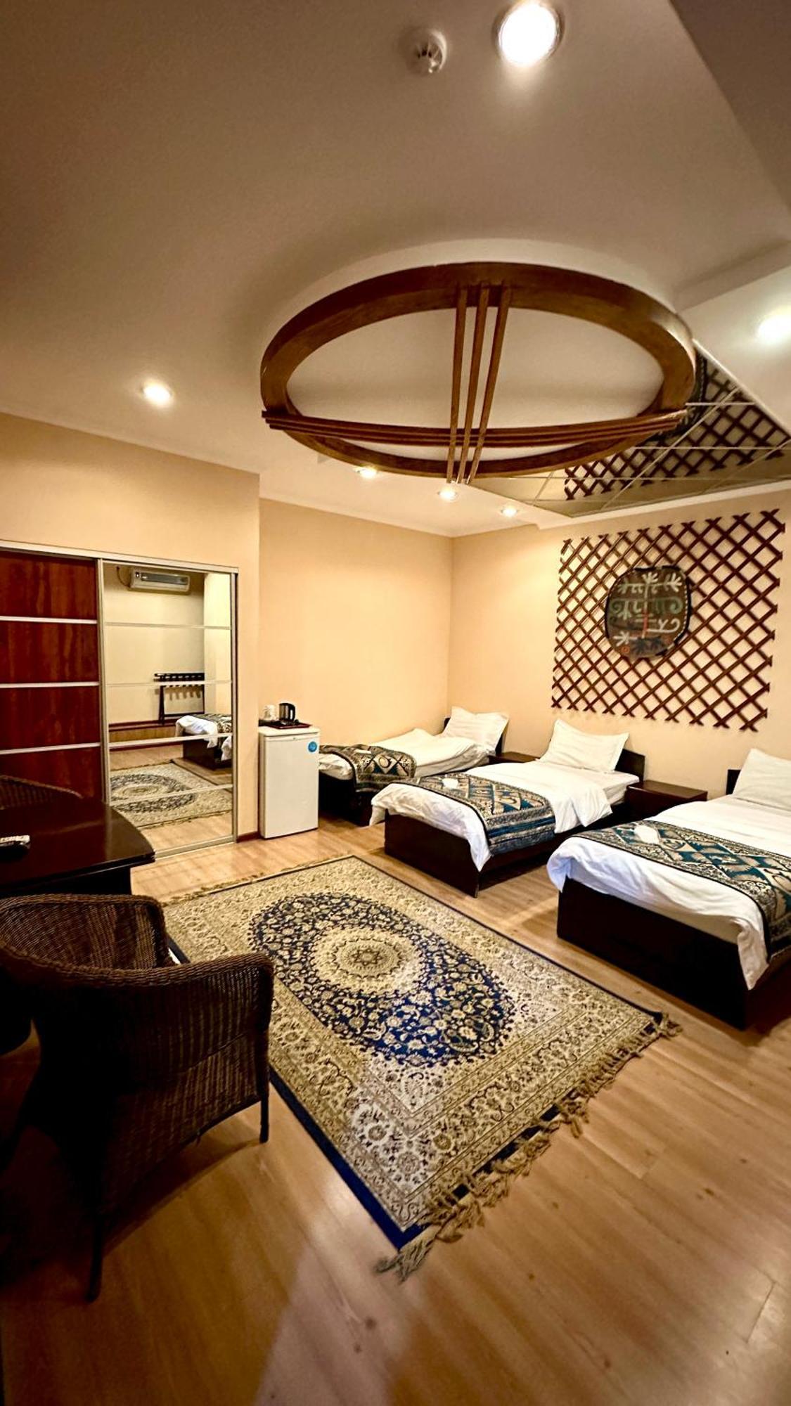 Baikhan Hotel Bishkek Bagian luar foto