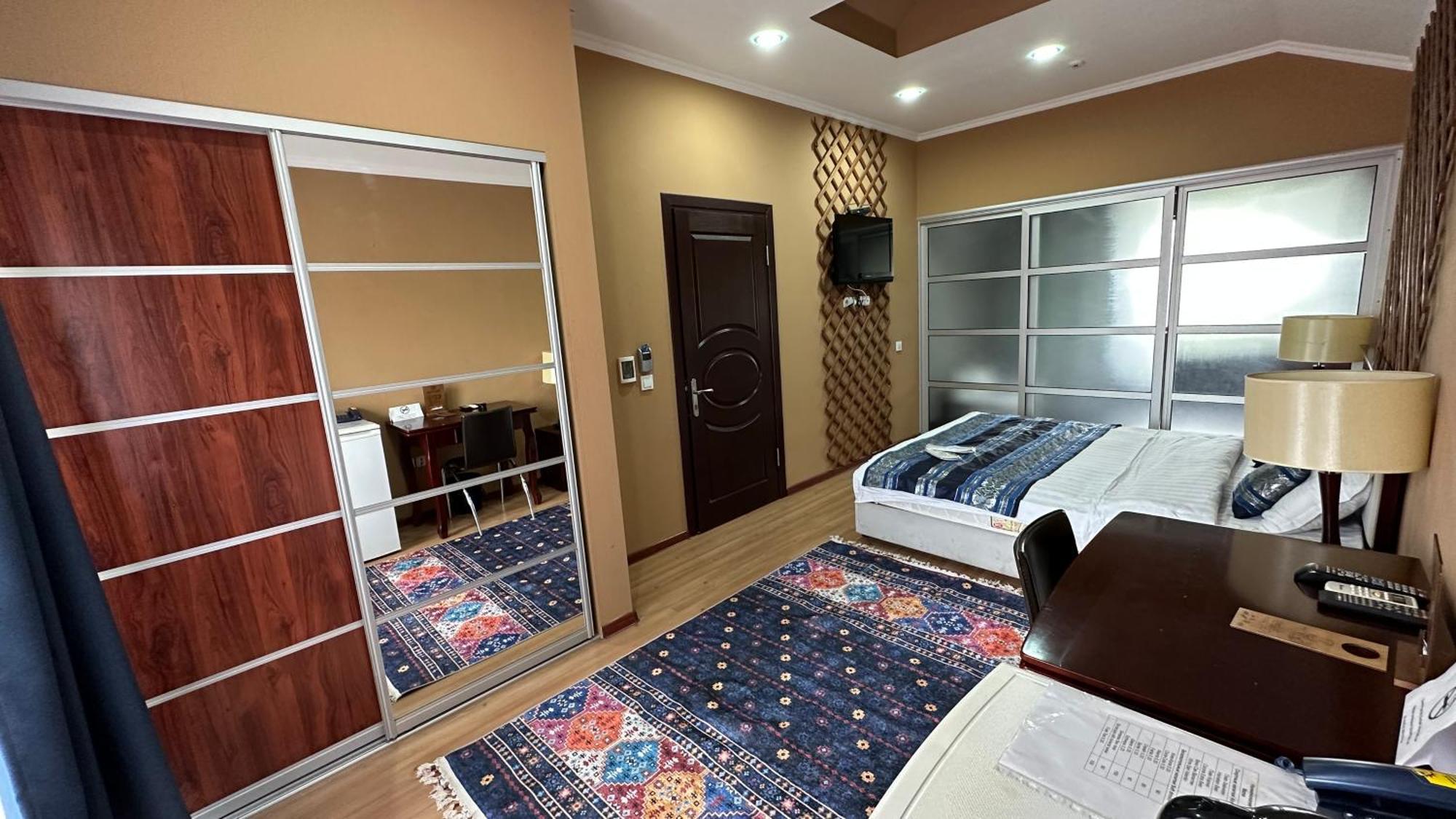 Baikhan Hotel Bishkek Bagian luar foto