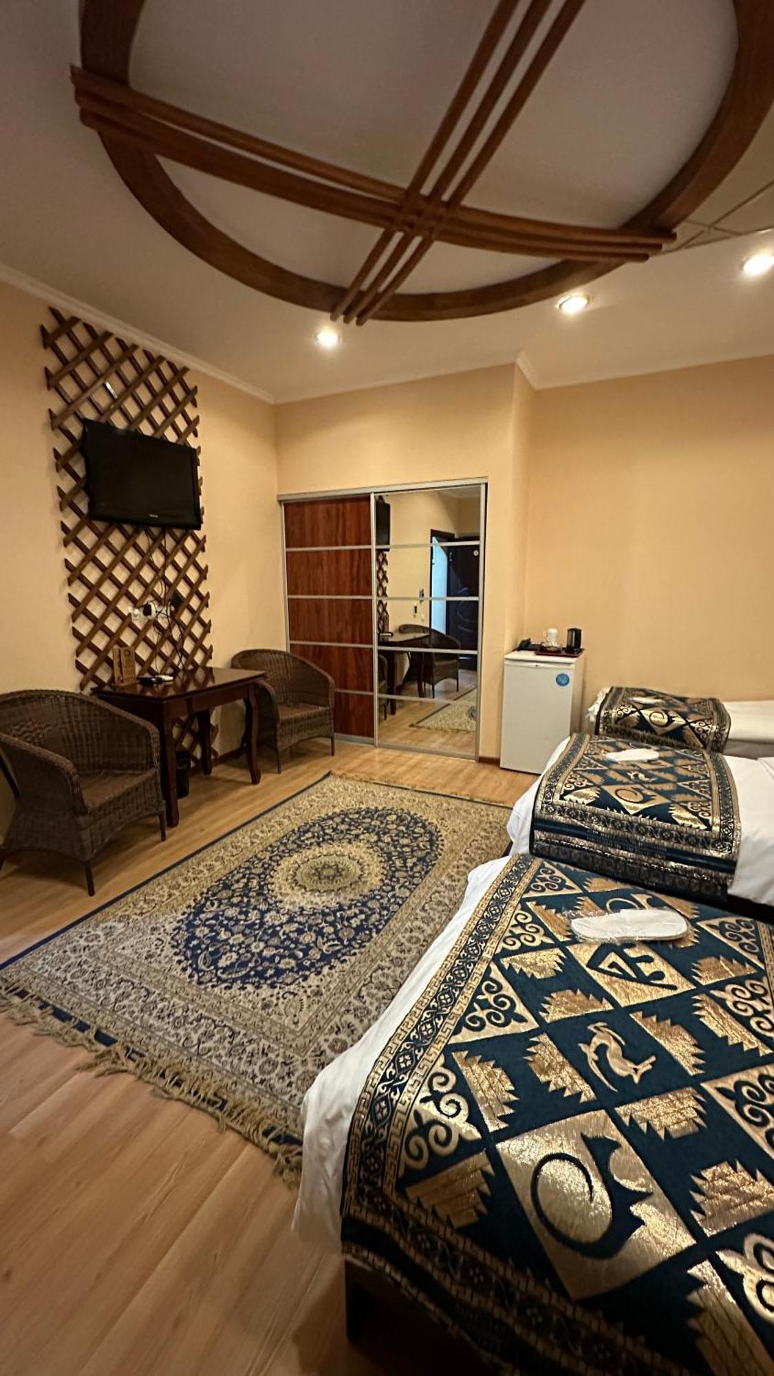 Baikhan Hotel Bishkek Bagian luar foto