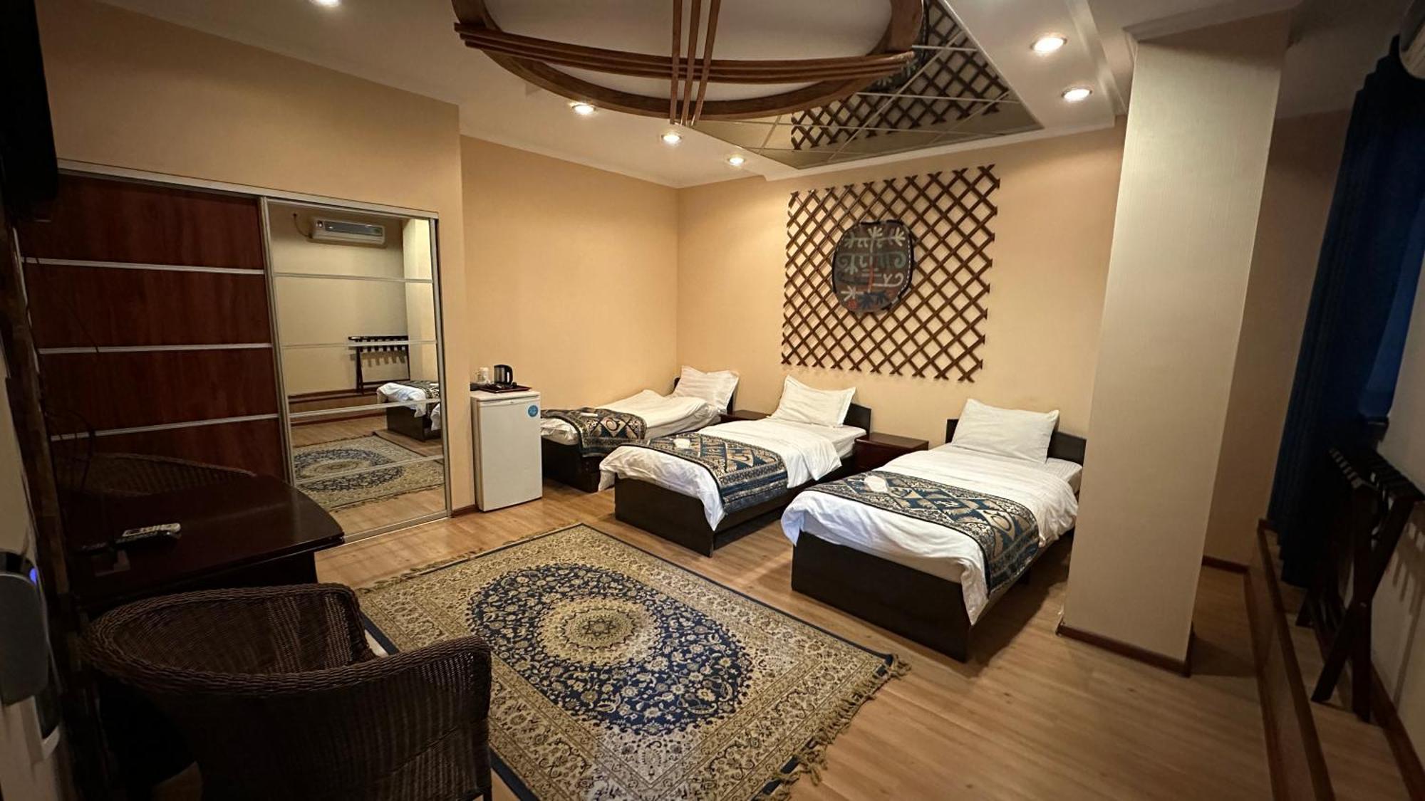 Baikhan Hotel Bishkek Bagian luar foto