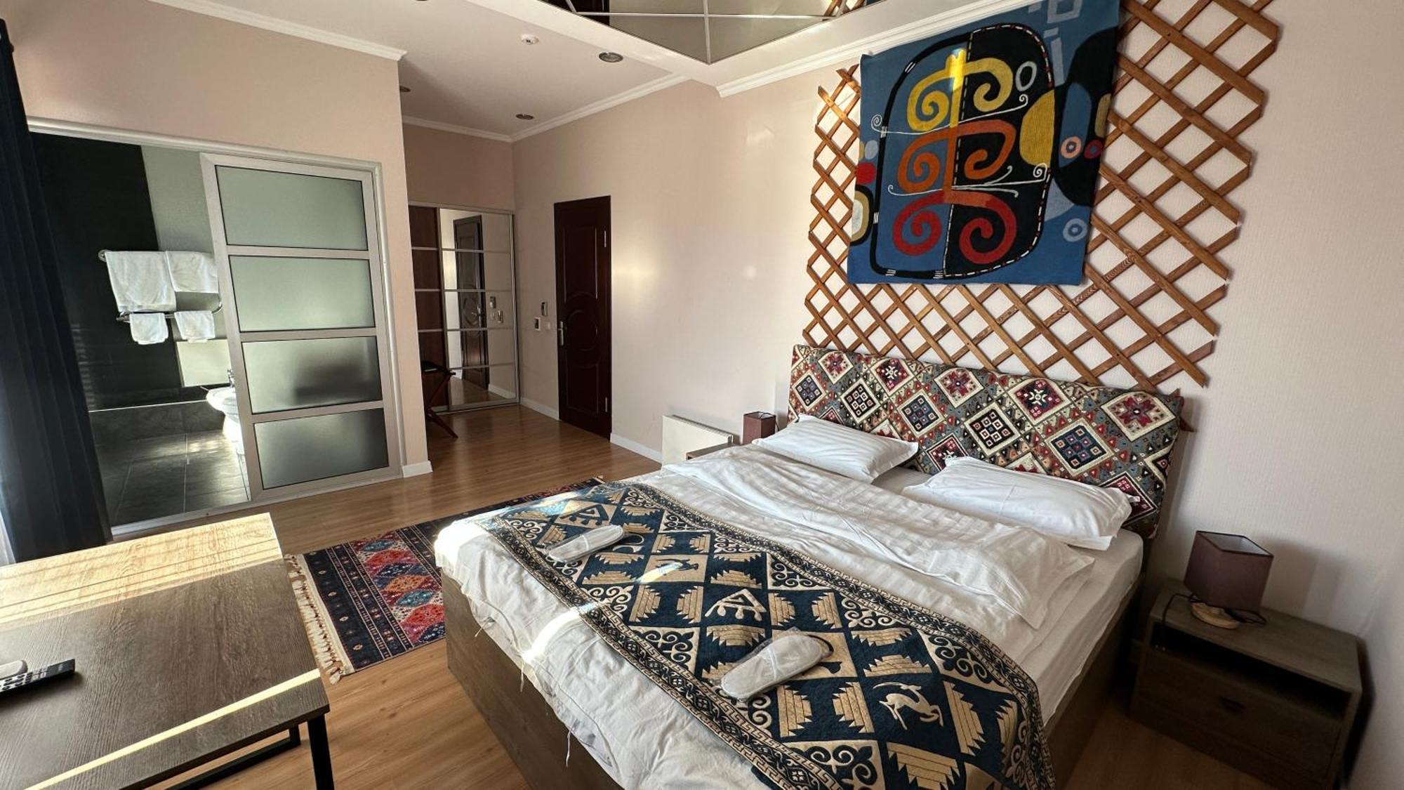 Baikhan Hotel Bishkek Bagian luar foto