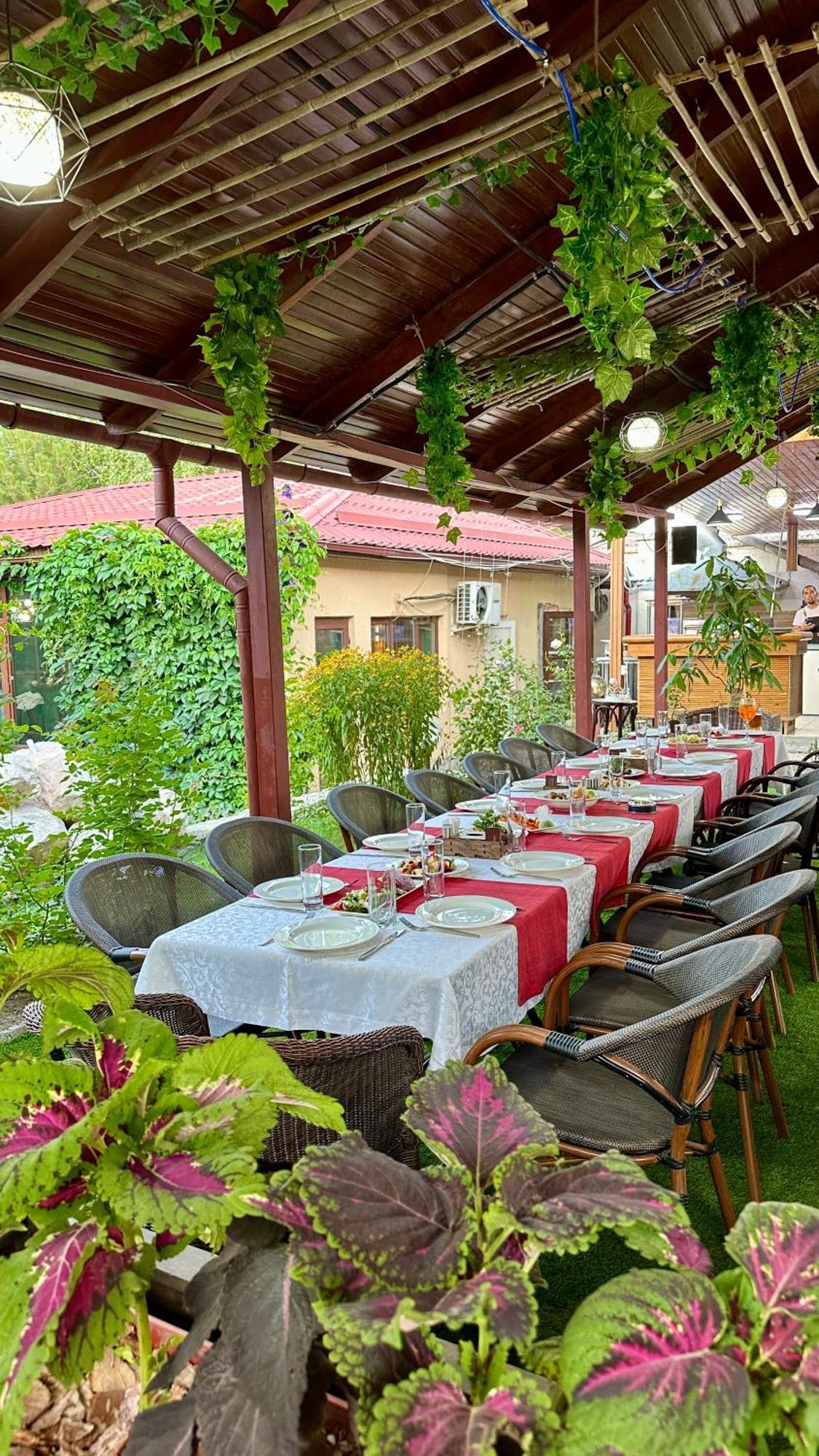 Baikhan Hotel Bishkek Bagian luar foto