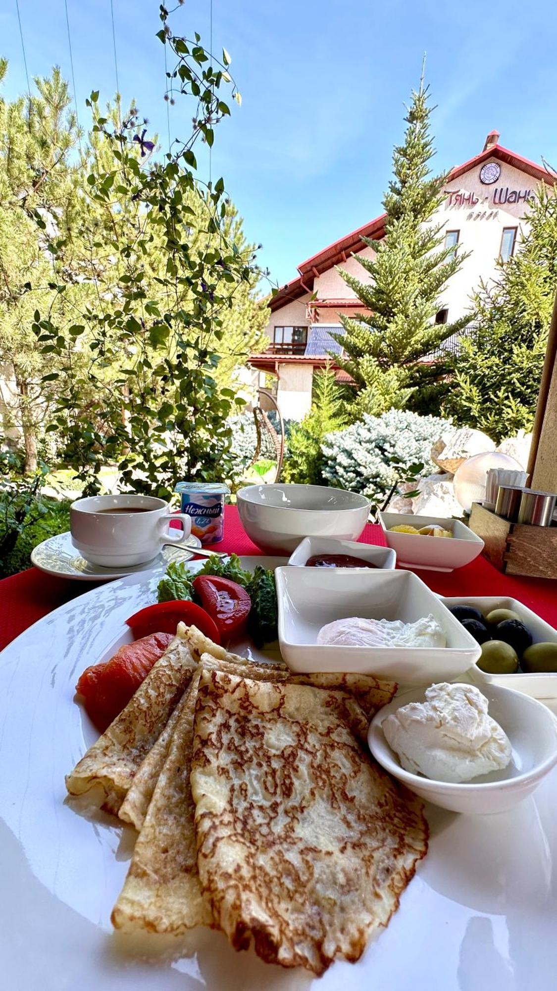 Baikhan Hotel Bishkek Bagian luar foto
