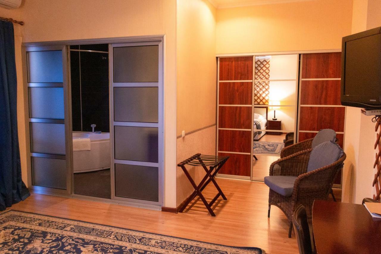 Baikhan Hotel Bishkek Bagian luar foto