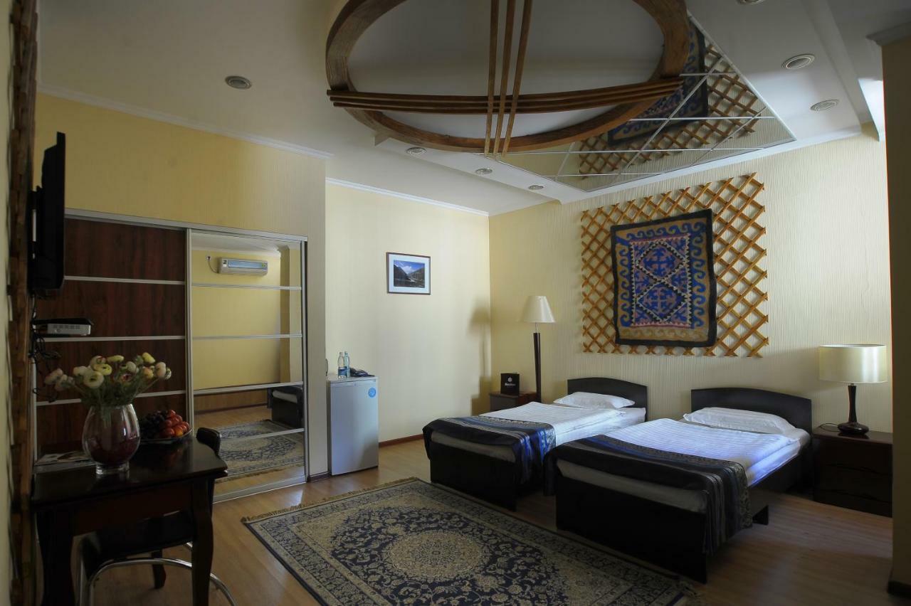 Baikhan Hotel Bishkek Bagian luar foto