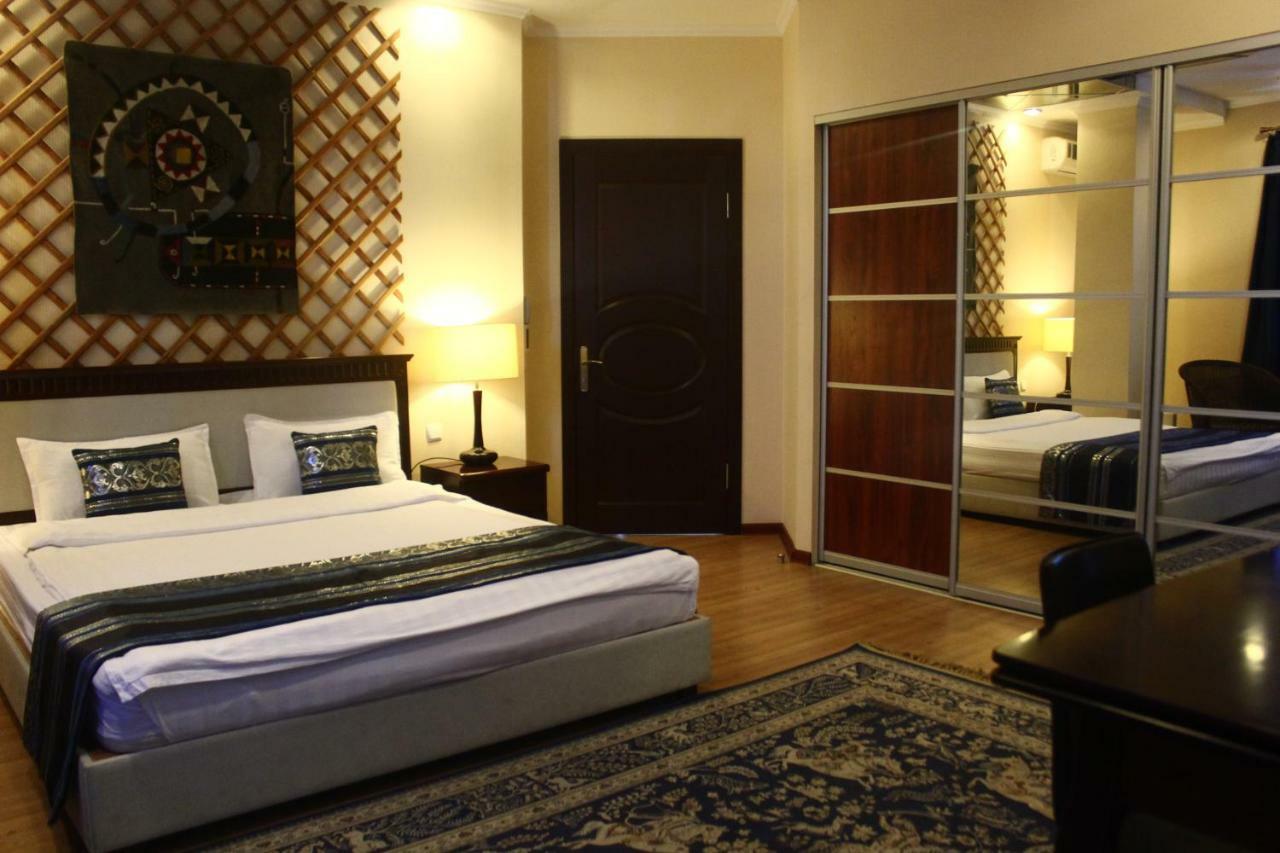 Baikhan Hotel Bishkek Bagian luar foto