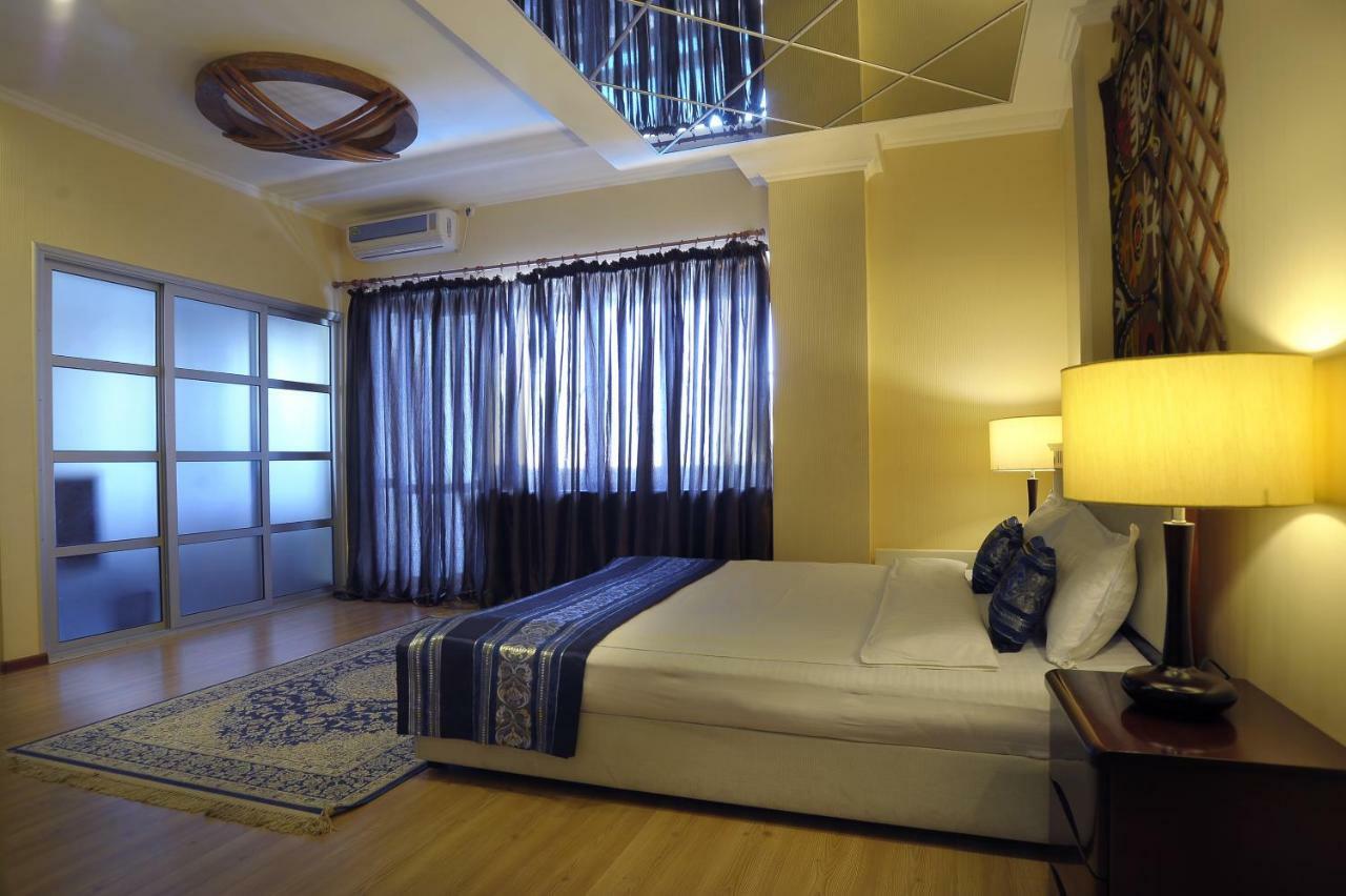 Baikhan Hotel Bishkek Bagian luar foto
