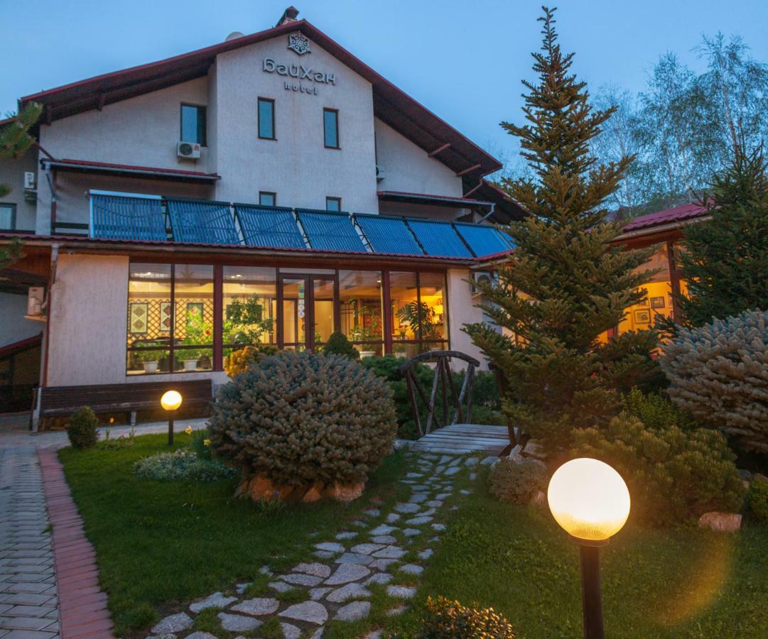 Baikhan Hotel Bishkek Bagian luar foto