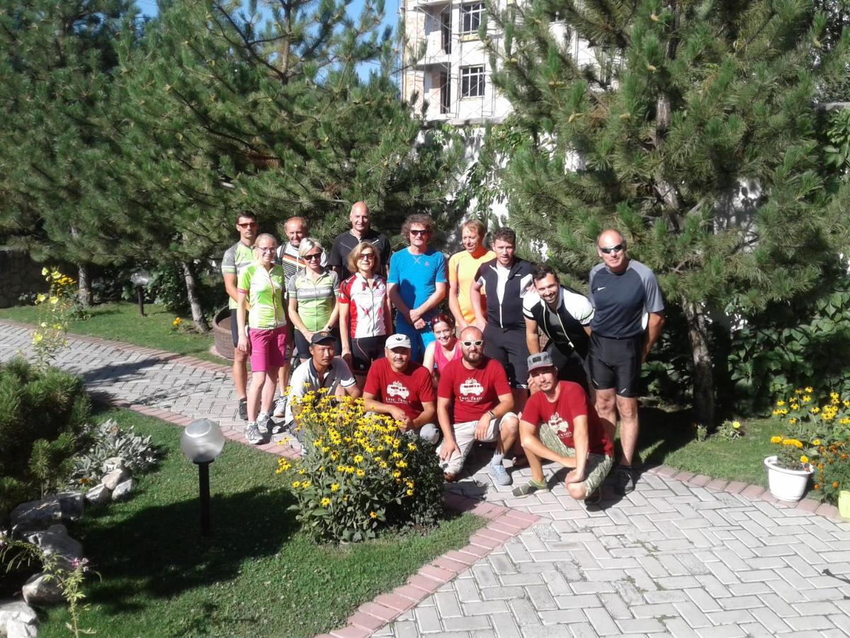 Baikhan Hotel Bishkek Bagian luar foto