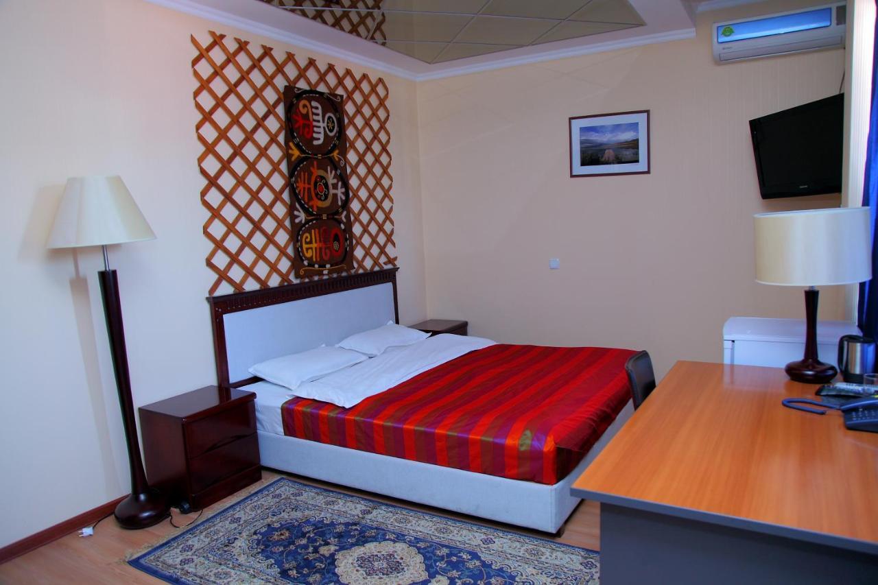 Baikhan Hotel Bishkek Bagian luar foto
