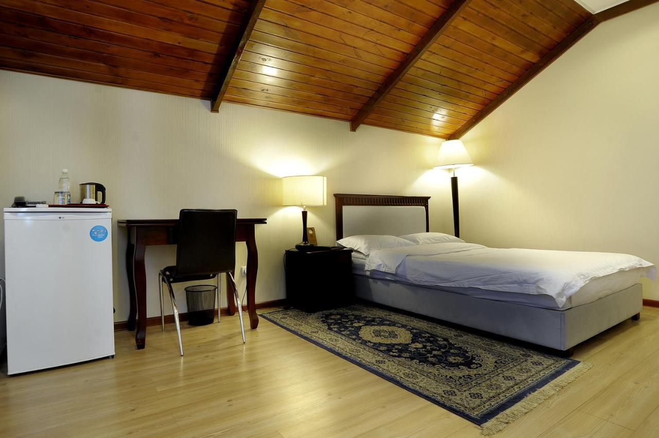 Baikhan Hotel Bishkek Bagian luar foto
