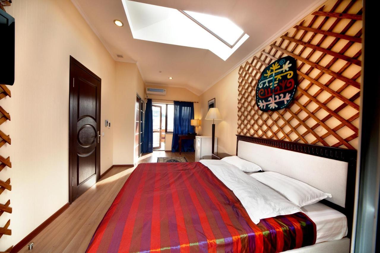Baikhan Hotel Bishkek Bagian luar foto